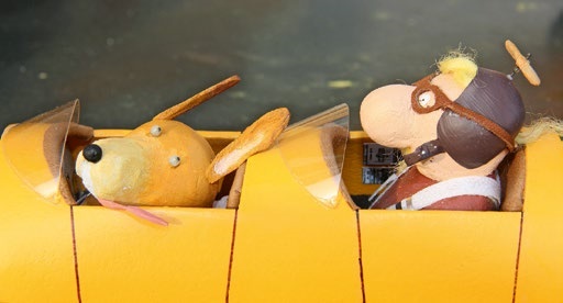 Lizenz zum Fliegen: Mann & Hund im Bucker Jungmann.