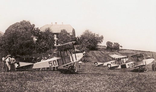 Aufnahme Wintermatt 1919 mit Häfeli DH-3 vor dem Bauernhaus.
Bild: zVg