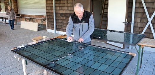 Günther, Ehrenpräsident der MFGL, kümmert sich um die Montage der PV-Optimierer und die Vorbereitung der Panels vor der Montage auf dem Dach. Die PV-Optimierer kompensieren Panels, welche durch Abschattung weniger Leistung liefern.