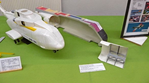 Großes Helimodell mit Innenleben.