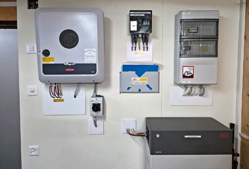 Eine saubere Sache: Alle Geräte sind montiert und alle Kabel verlegt. Auf der linken Seite der Wechselrichter, in der Mitte die Generatoranschlussbox (Blitzschutz), rechts oben die Netzumschaltbox und rechts unten der Speicher mit 10,2 kWh Kapazität.