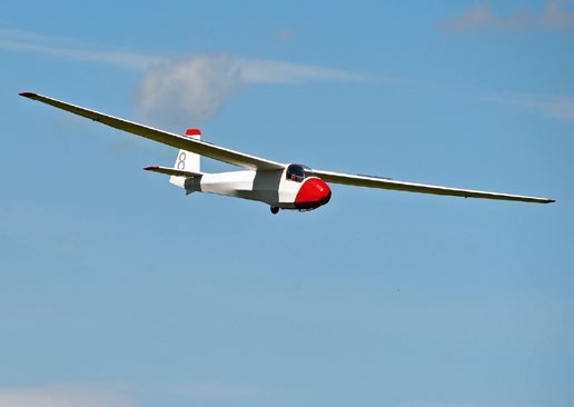 Ein Schleicher K8B Segelflugzeug in der Luft.