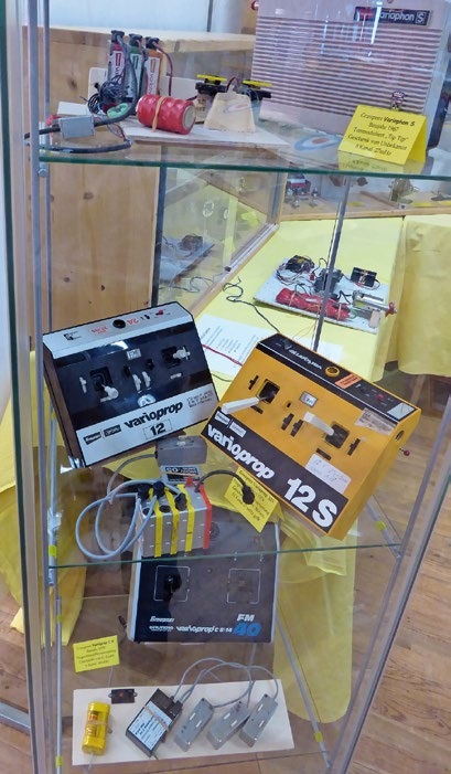 Vitrine mit RC-Komponenten.