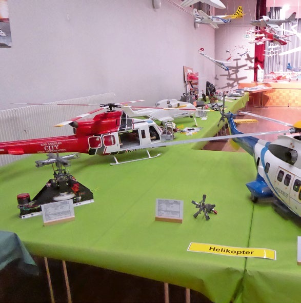 Helikoptermodelle mit Mechanikteilen.