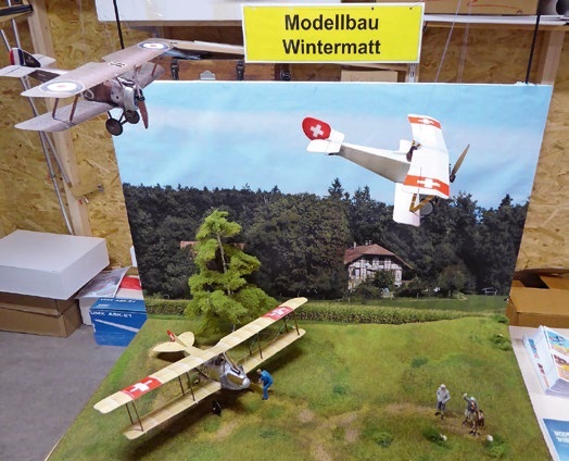 Mit Modellbau Geschichte darstellen (siehe auch MFS 1/2026): Das Diorama «Wintermatt» mit flugfähigen Modellen wartet auf den Transport in den Ausstellungsraum.