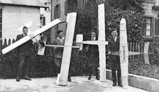 1927: Werner Schramme, Eggs, Meier und Burger mit ihren Segelflugmodellen.