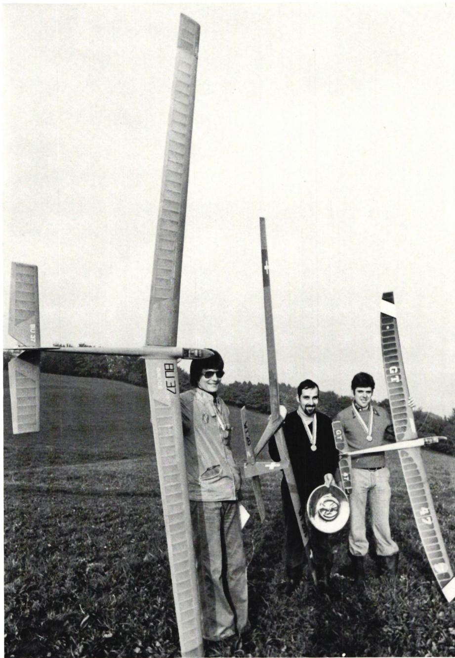 Die Gewinner der RCS-Hang-Schweizermeisterschaft: 1. Rang Hanspeter Senn, Wettingen (mitte), 2. Kurt Nünlist, Glattal (rechts), 3. Beat Lüthi, Buchs (links)