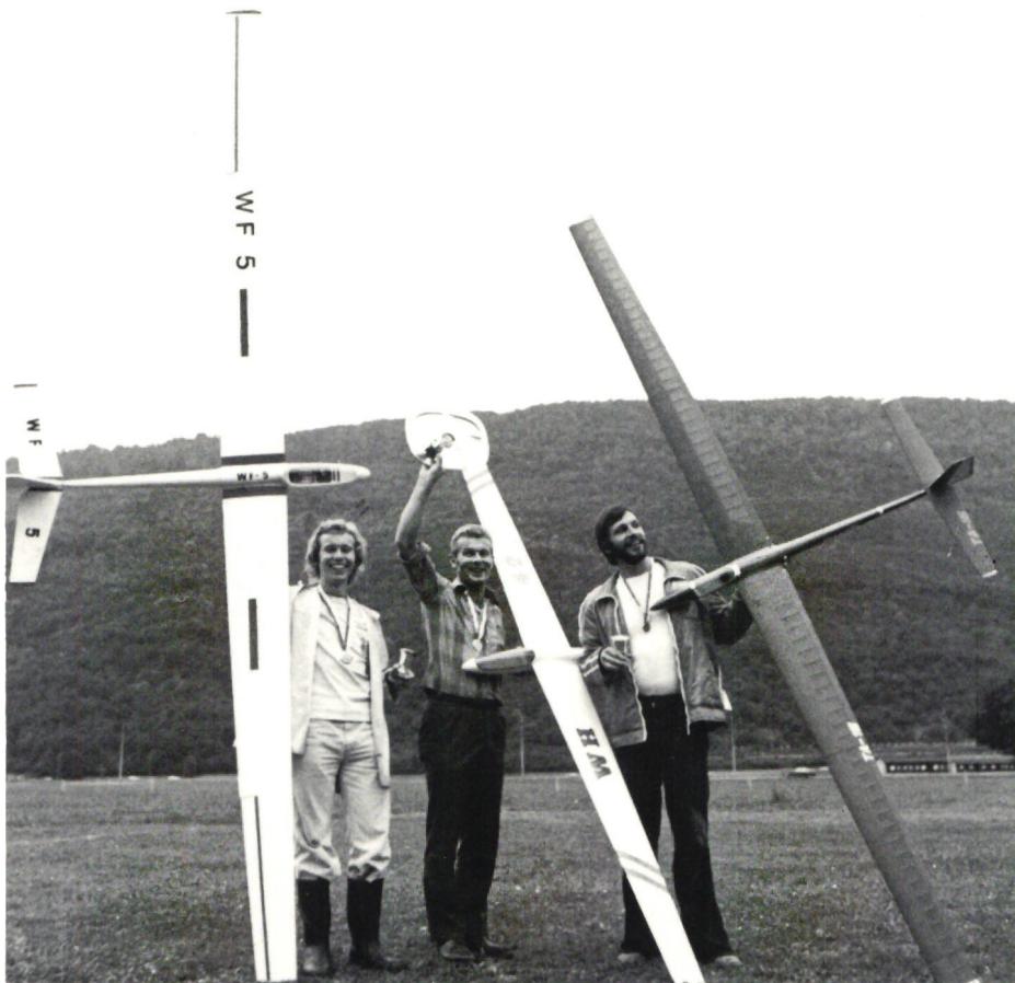 Das Siegertrio: von links nach rechts: Norbert Siegfried aus Weinfelden (2. Rang); Paul Gassmann, Wehntal (1. Rang, Schweizermeister); Hansruedi Zeller, Thal (3. Rang). Auffallend ist der immense Grössenunterschied der bestplatzierten Modelle.