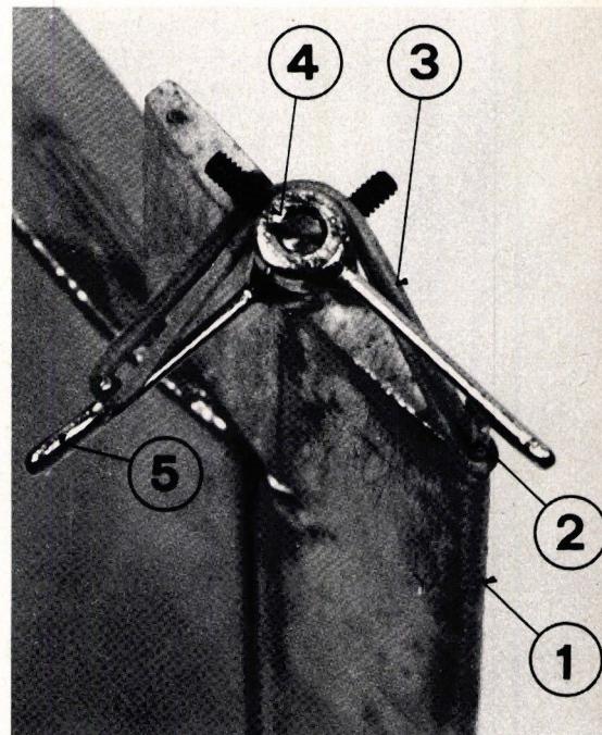 Abb. 2: Wendekursvorrichtung (Situation nach der Kurswendung). A black and white photograph showing the control mechanism of a model airplane after a turn. The rudder is deflected to the right. Five numbered callouts point to various components: 1 points to a small metal clip on the rudder axis; 2 points to a rubber band; 3 points to a thin string; 4 points to a small metal clip on the rudder; 5 points to a rubber band.