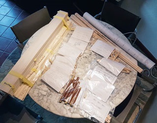 Holzteile des Baukastens.