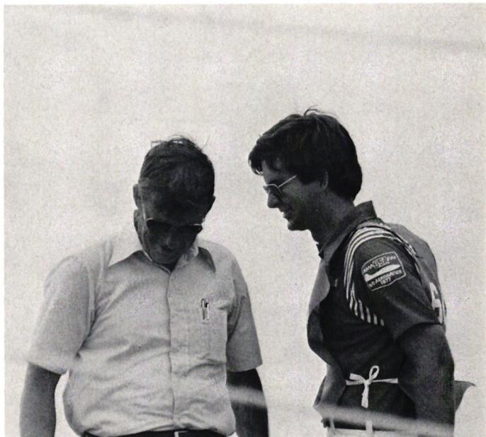 Der amerikanische Meister Rhett Miller (rechts) und sein Mechaniker Ron Chidgey (links) haben gut lachen; er gelangte trotz eines schlechten Startes mit recht wenig Vorsprung genau auf den 6. Platz und erreichte somit das Finale auf Kosten von Yoshio-ka. Im Stechen selbst konnte er gar noch einen Platz gutmachen.