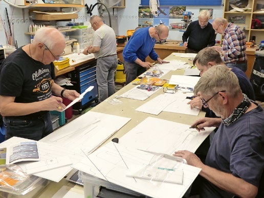 Konzentriertes Arbeiten im Baulokal.