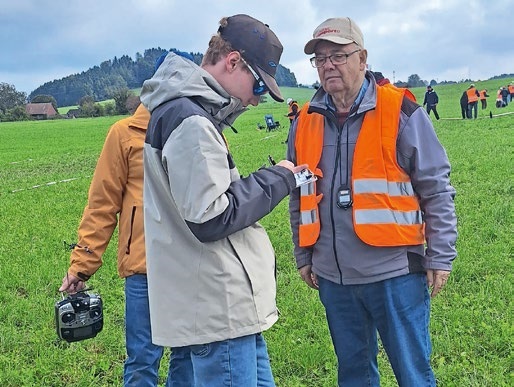Flug- und Landedaten werden eingetragen unter Aufsicht der Teilnehmer.