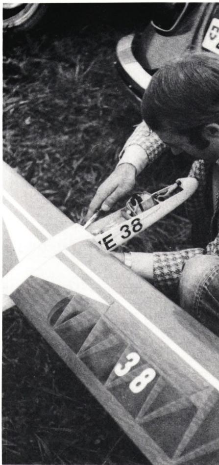 Fritz Wehrli, Wetzikon, bei der Montage seines Grand-Esprit nach amerikanischen Plänen erbaut. (Bild: Peter Meier).