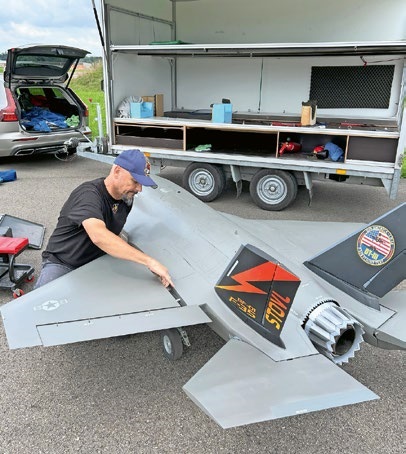 Julius bei der Montage.