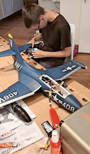 Gian beim Bauen und Programmieren.