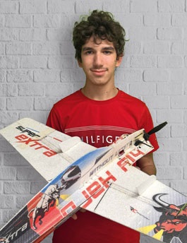 Matteo Pasini, Pilote Junior F3P-AFM, holding a large model airplane.