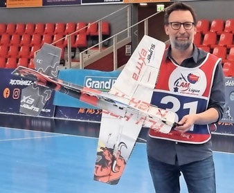David JOLIDON, Pilote F3P-AFM, holding a model aircraft.