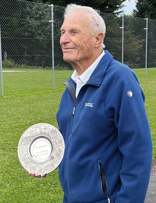 Ehrung von Emil Giezendanner als langjähriger Organisator von Kunstflug-Wettbewerben.